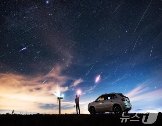 본문 이미지 - 2019년 천체사진공모전 수상작인 윤은준씨 촬영 페르세우스 유성우.&#40;천문연 제공&#41;/뉴스1