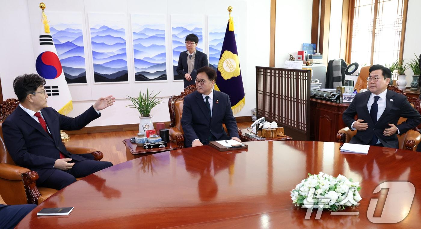 본문 이미지 - 우원식 국회의장(가운데)와 권성동 국민의힘 대표 권한대행 겸 원내대표(왼쪽), 박찬대 더불어민주당 원내대표가 23일 국회의장실에서 회동하고 있다. (공동취재) 2024.12.23/뉴스1 ⓒ News1 안은나 기자