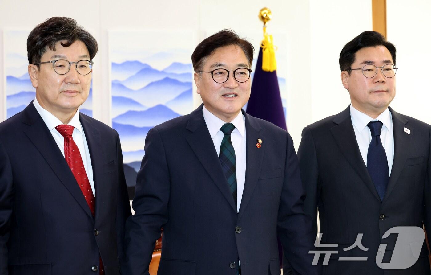 본문 이미지 - 우원식 국회의장(가운데)와 권성동 국민의힘 대표 권한대행 겸 원내대표(왼쪽), 박찬대 더불어민주당 원내대표가 23일 국회의장실에서 열린 회동에서 기념촬영을 하고 있다. (공동취재) 2024.12.23/뉴스1 ⓒ News1 안은나 기자
