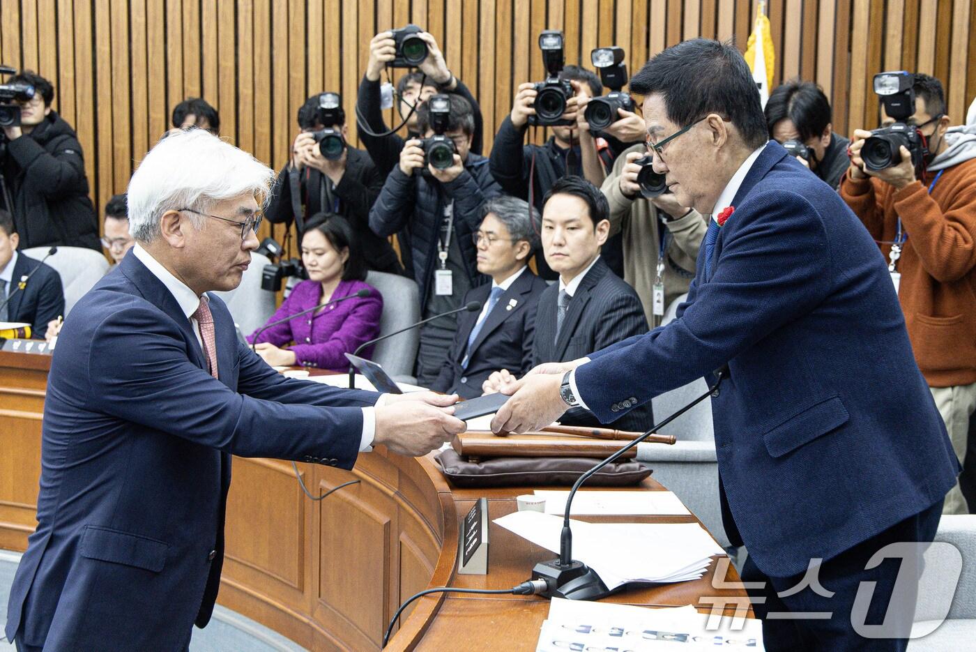 본문 이미지 - 마은혁 헌법재판소 재판관 후보자가 23일 오전 서울 여의도 국회에서 열린 헌법재판소 재판관 선출안 심사를 위한 인사청문회에서 증인선서를 마친 후 선서문을 박지원 위원장에게 전달하고 있다. 이날 청문회에 국민의힘 의원들은 불참했다. 2024.12.23/뉴스1 ⓒ News1 이재명 기자