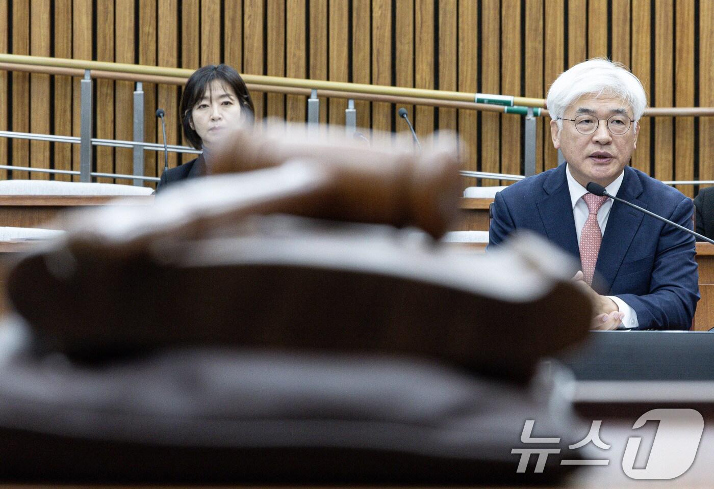 본문 이미지 - 마은혁 헌법재판소 재판관 후보자가 23일 오전 서울 여의도 국회에서 열린 헌법재판소 재판관 선출안 심사를 위한 인사청문회에서 의원 질의에 답변하고 있다. 이날 청문회에 국민의힘 의원들은 불참했다. 2024.12.23/뉴스1 ⓒ News1 이재명 기자