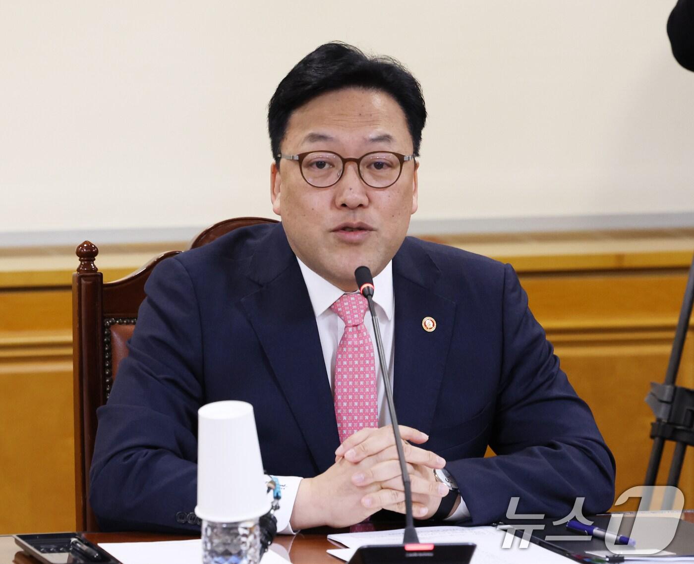 본문 이미지 - 김병환 금융위원장이 23일 서울 중구 은행회관에서 열린 은행권 소상공인 금융지원 간담회에서 발언을 하고 있다. 2024.12.23/뉴스1 ⓒ News1 송원영 기자