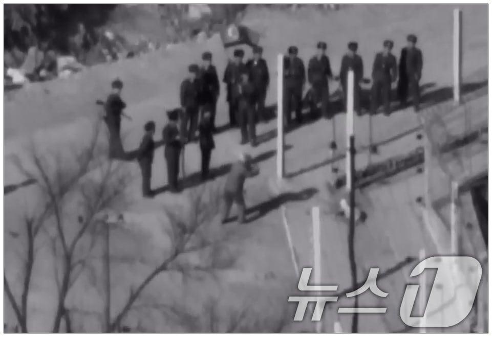 본문 이미지 - 지난 2024년 12월 북한군이 군사분계선(MDL) 일대에서 동물을 이용해 자신들이 설치한 전기철책의 가동 여부를 확인하고 있다. (합동참모본부 제공) 2024.12.23 ⓒ 뉴스1