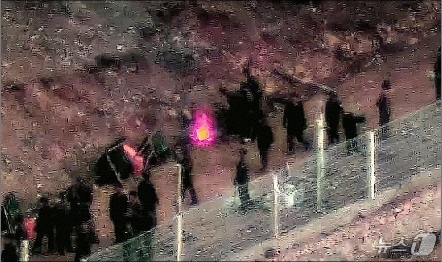 본문 이미지 - 북한군이 군사분계선 인근에 모여 있는 모습.  &#40;합동참모본부 제공&#41; 2024.12.23/뉴스1