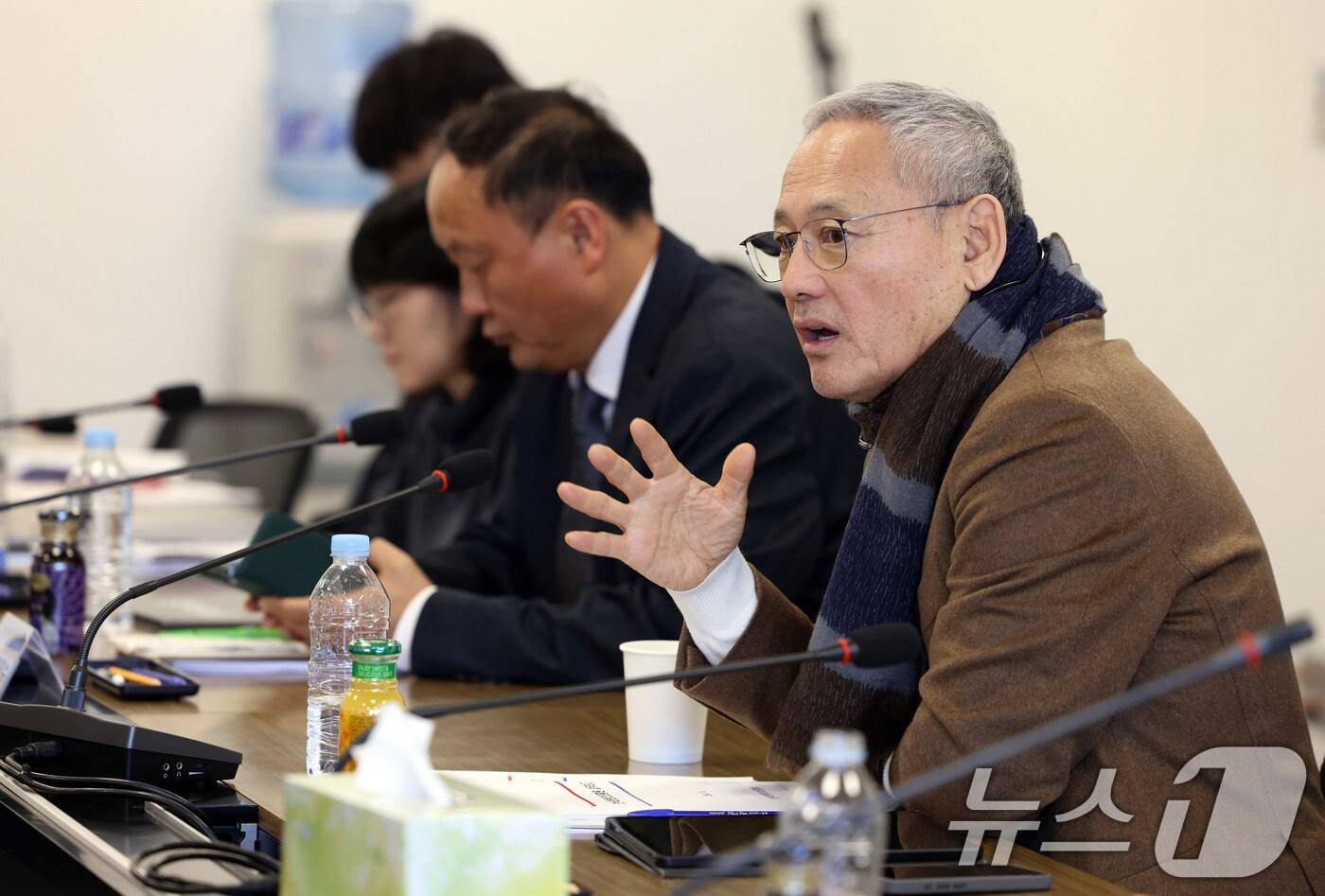 유인촌 문화체육관광부 장관이 23일 서울 종로구 국립현대미술관 서울관에서 콘텐츠 분야 5대 공공기관장들을 만나 2025년 업무계획에 대한 논의를 하고 있다. (문화체육관광부 제공) 2024.12.23/뉴스1