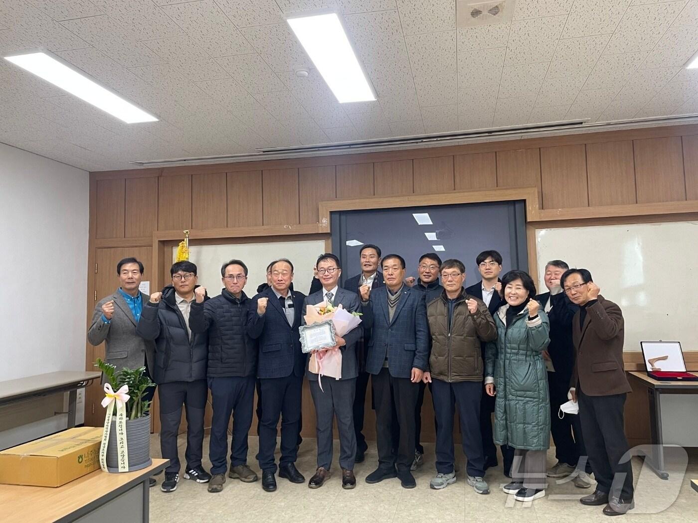 본문 이미지 - 전남 11개 농업인단체 회장단 감사패 전달.2024.12.23/뉴스1