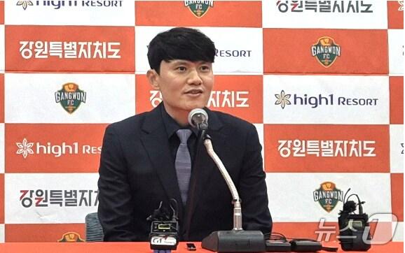본문 이미지 - 정경호 신임 강원FC 감독이 23일 강릉시 강남축구공원 내 오렌지하우스에서 열린 취임 기자회견에서 감독 취임 소감과 내년 시즌 계획을 밝히고 있다. 2024.12.23/뉴스1 ⓒ News1 윤왕근 기자