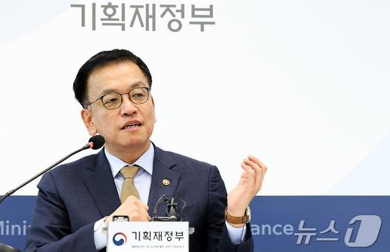 본문 이미지 - 최상목 경제부총리 겸 기획재정부 장관이 23일 세종시 정부세종청사에서 열린 출입기자단 간담회에서 현안관련 질문에 답하고 있다. 2024.12.23/뉴스1 ⓒ News1 김기남 기자