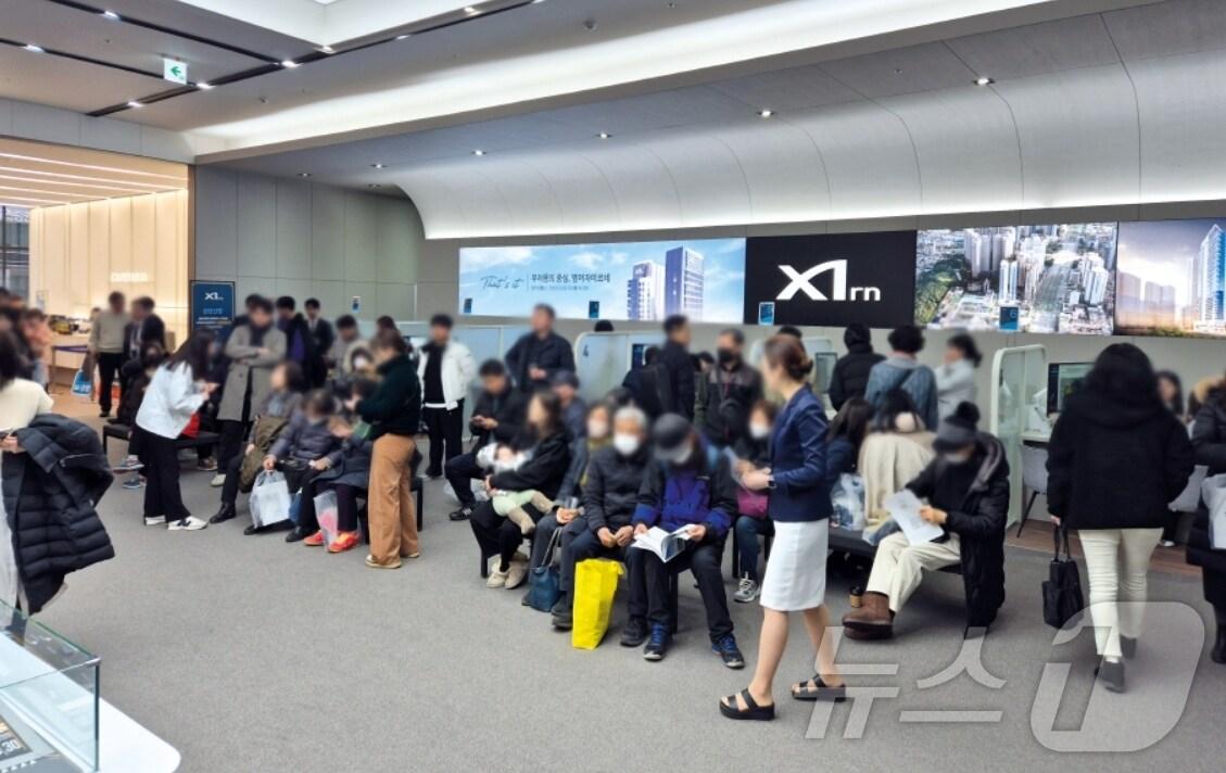 본문 이미지 - 자이S＆D가 오는 30일 특별공급을 시작으로 대구 수성구 '범어자이르네' 분양에 나선다. 사진은 지난 20일 오픈한 견본주택을 찾은 관람객들 모습.(자이S＆D 제공)