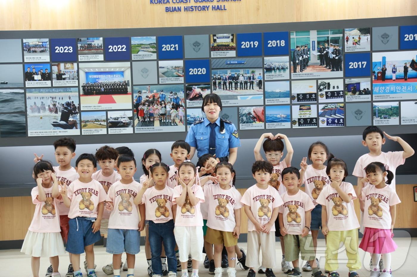 본문 이미지 - 부안지역 어린이집 학생들이 부안해양경찰서를 방문해 체험프로그램을 진행하고 있다.(부안해경 제공)2024.12.23/뉴스1
