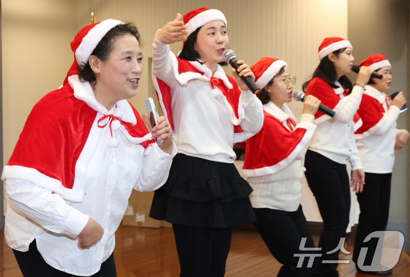 본문 이미지 - 만학도 어르신과 교사들  공연 장면.(자료사진)ⓒ 뉴스1 