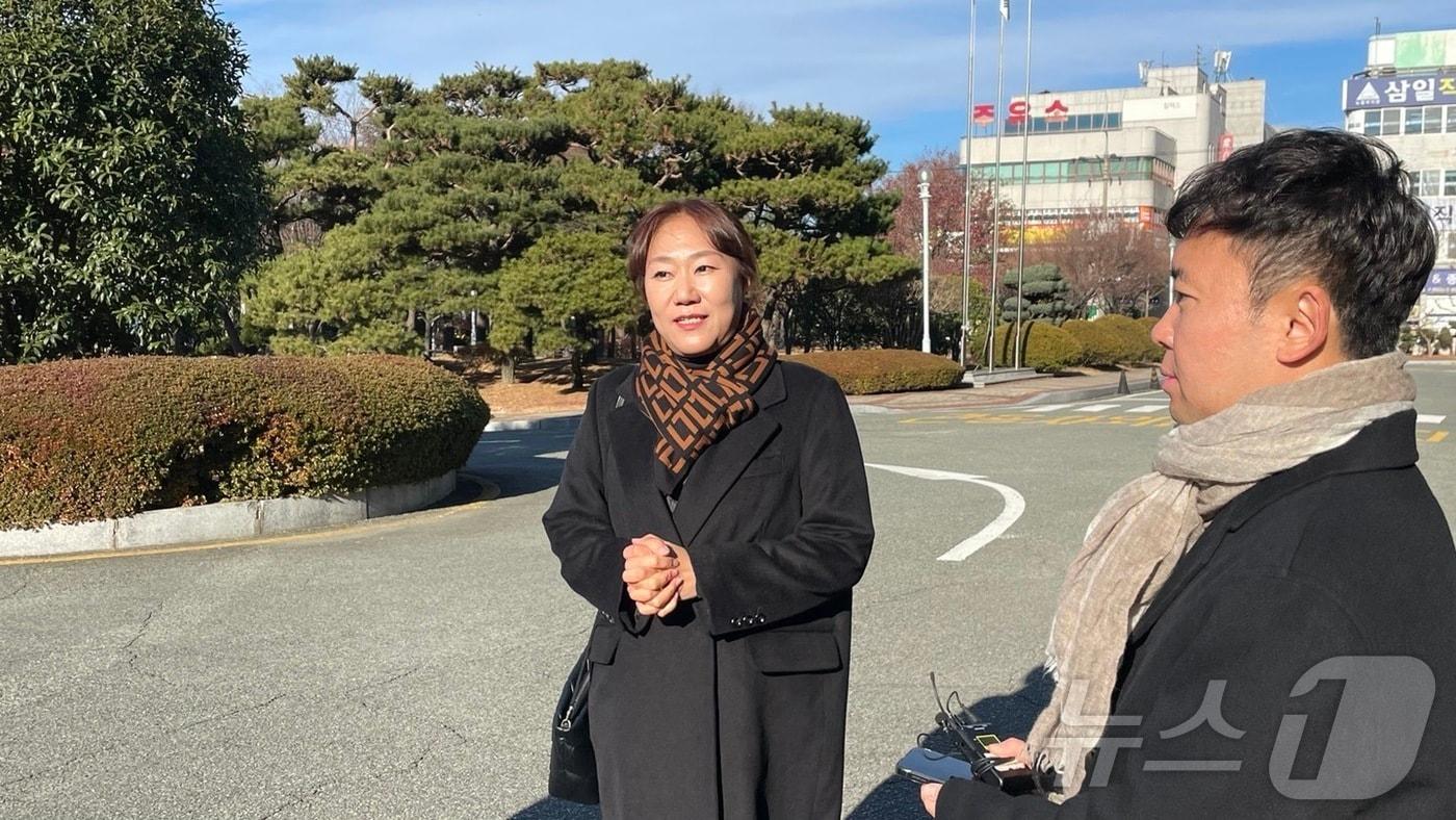 본문 이미지 - 정치브로커 명태균 씨를 둘러싼 의혹의 핵심 제보자인 강혜경 씨가 23일 오전 소환조사를 받기 전 경남 창원시 성산구 창원지방검찰청 앞에서 취재진의 질문에 답하고 있다. 2024.12.23/뉴스1