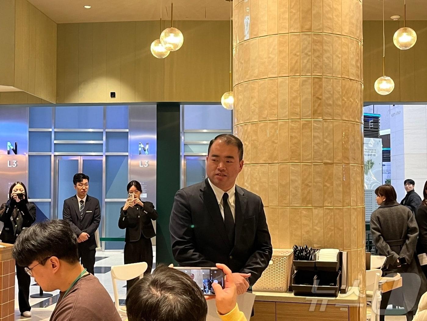 본문 이미지 - 정승일 엠즈씨드 다이닝 사업부장이 23일 서울 여의도 크리스탈제이드 IFC몰에서 발언을 하는 모습. 