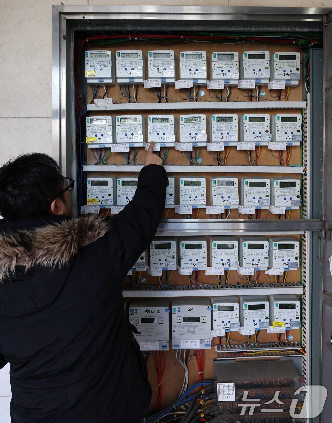 본문 이미지 - 23일 서울의 한 다세대주택에서 관리인이 전기 계량기를 살펴보고 있다. 내년 1분기(1-3월) 전기요금이 현재 수준에서 동결된다. 한국전력은 이날 “정부 승인을 받아 내년 1분기(1~3월)에 적용될 연료비조정단가를 직전 분기와 같은 1㎾h(킬로와트시)당 5원으로 유지한다”고 밝혔다. 2024.12.23/뉴스1 ⓒ News1 박세연 기자