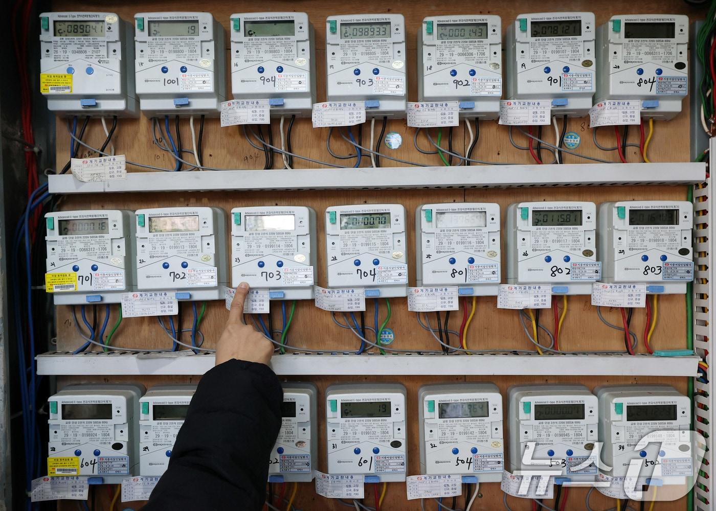 본문 이미지 - 서울의 한 다세대주택에서 관리인이 전기 계량기를 살펴보고 있다.  2024.12.23/뉴스1 ⓒ News1 박세연 기자