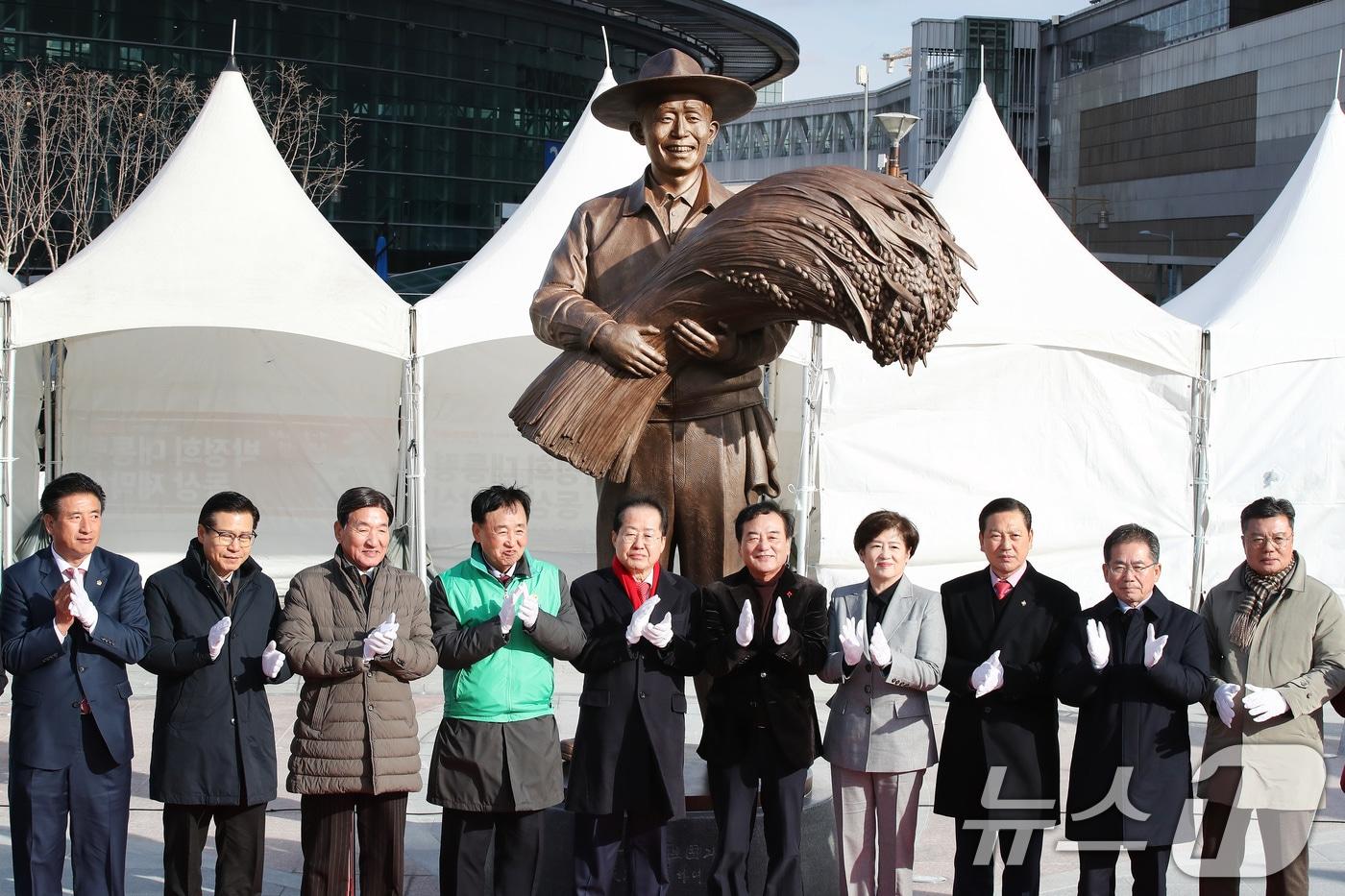 홍준표 대구시장을 비롯한 내빈들이 23일 오후 대구 동구 동대구역 광장에서 열린 '박정희 대통령 동상 제막식'에 참석해 동상을 제막한 뒤 기념촬영을 하고 있다. 2024.12.23/뉴스1 ⓒ News1 공정식 기자