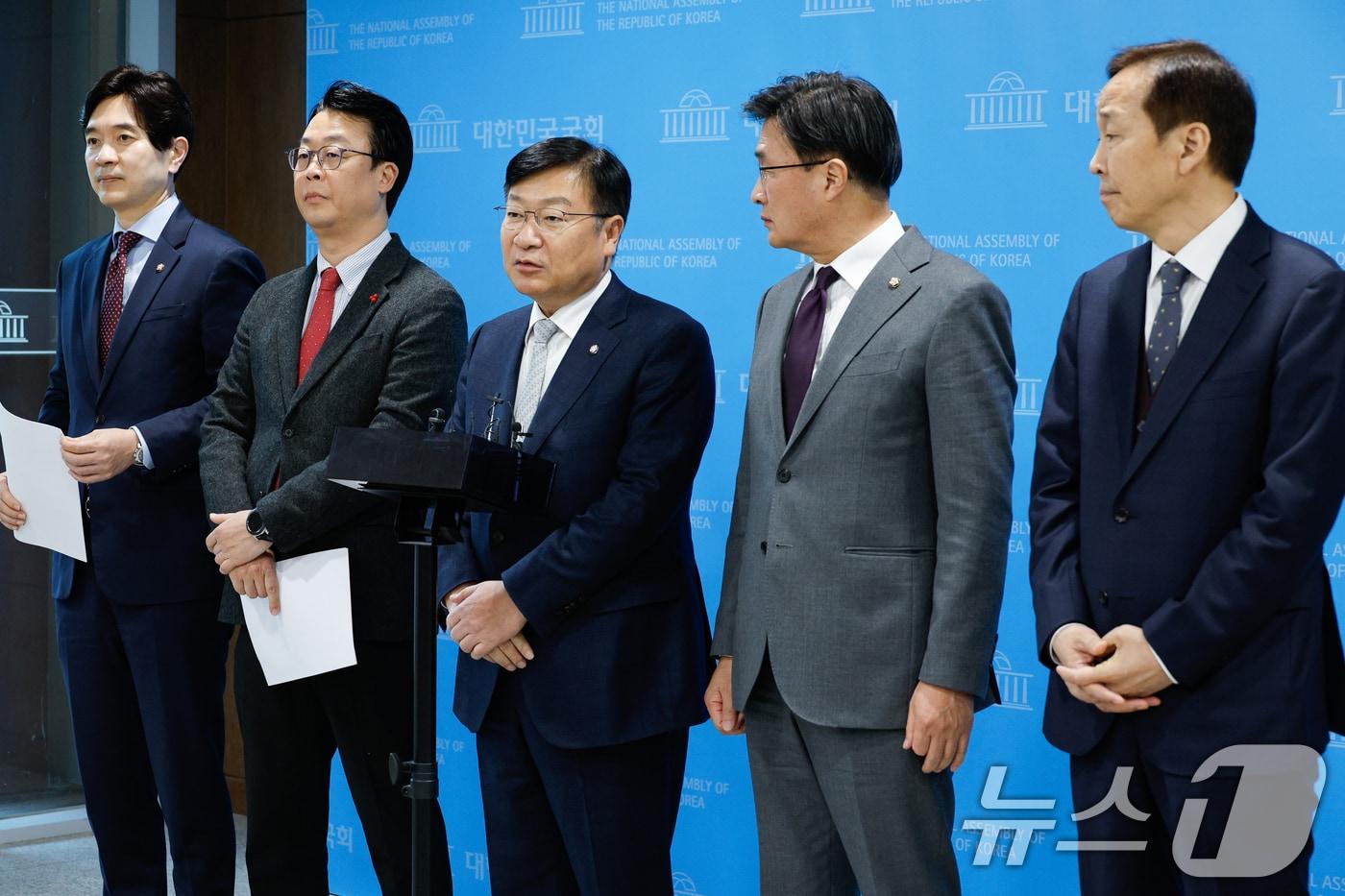 본문 이미지 - 헌법재판관 인사청문특별위원회 소속 국민의힘 박성훈(왼쪽부터), 곽규택, 정점식, 김대식, 김기웅 의원이 23일 서울 여의도 국회 소통관에서 민주당을 향해 부적격 헌법재판관 후보자에 대한 추천을 철회하고 이들에 대한 재판관 선출 절차를 즉각 중단하라며 기자회견을 한 뒤 취재진 질문에 답하고 있다. 2024.12.23/뉴스1 ⓒ News1 안은나 기자