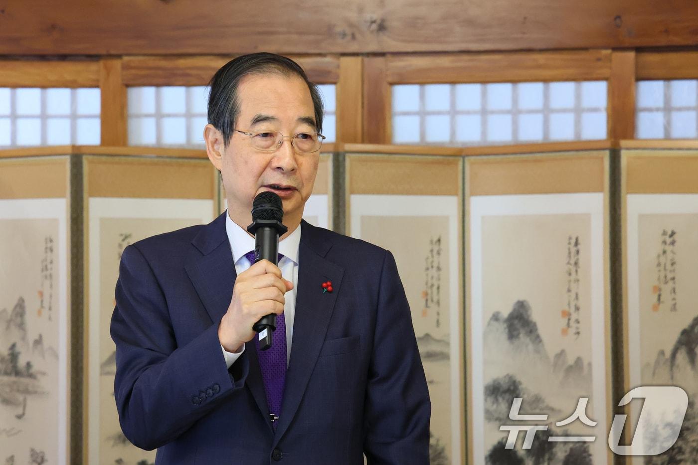 본문 이미지 - 한덕수 대통령 권한대행 국무총리가 23일 서울 종로구 국무총리 공관에서 열린 경제 6단체 오찬 간담회에서 인사말 하고 있다. (국무총리실 제공) 2024.12.23/뉴스1 ⓒ News1 장수영 기자