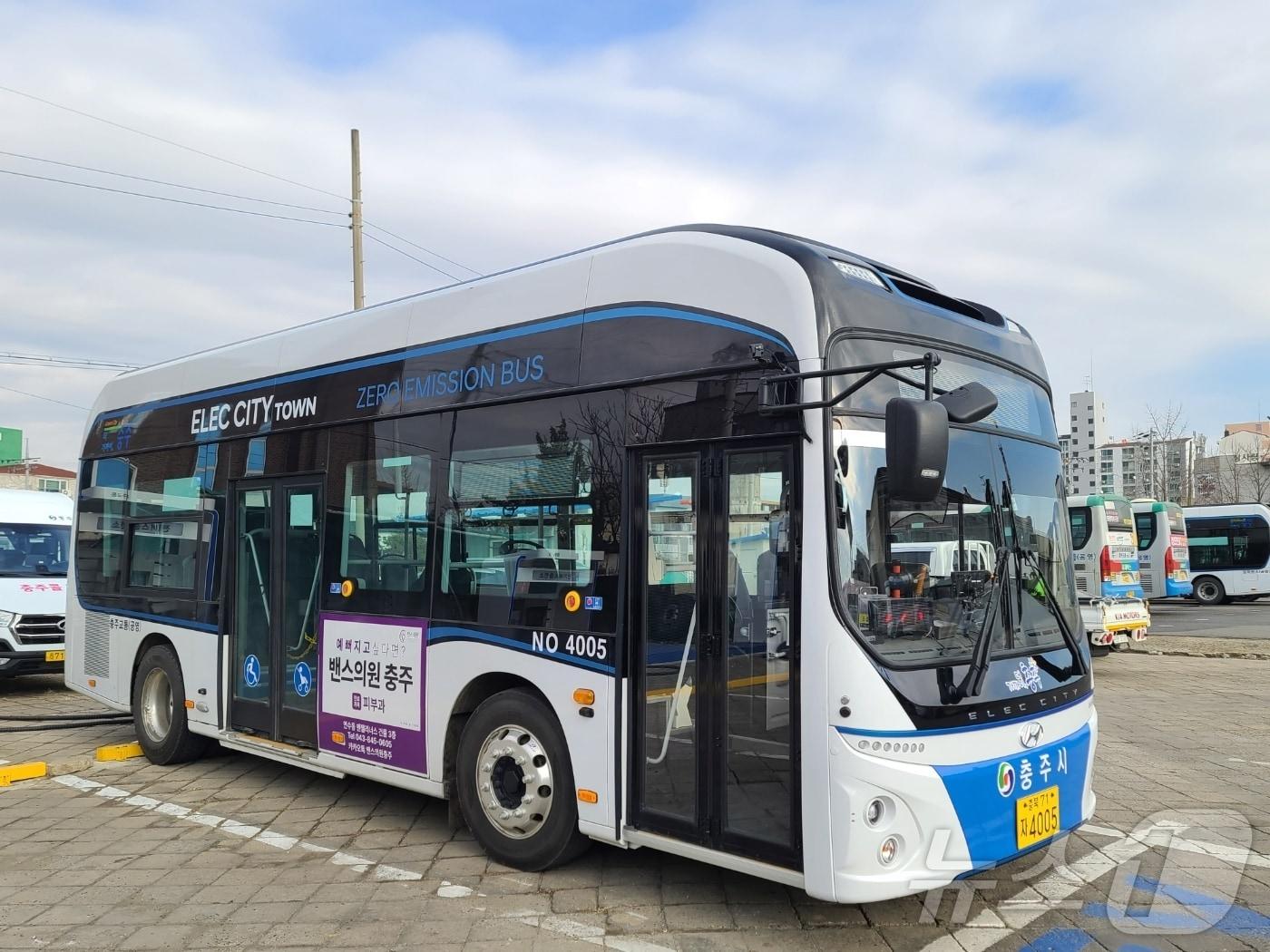 본문 이미지 -  23일 충북 충주시가 2025년에 시내 지역 버스 전체를 친환경 버스로 바꾼다고 밝혔다. 사진은 수소버스.(충주시 제공)/뉴스1
