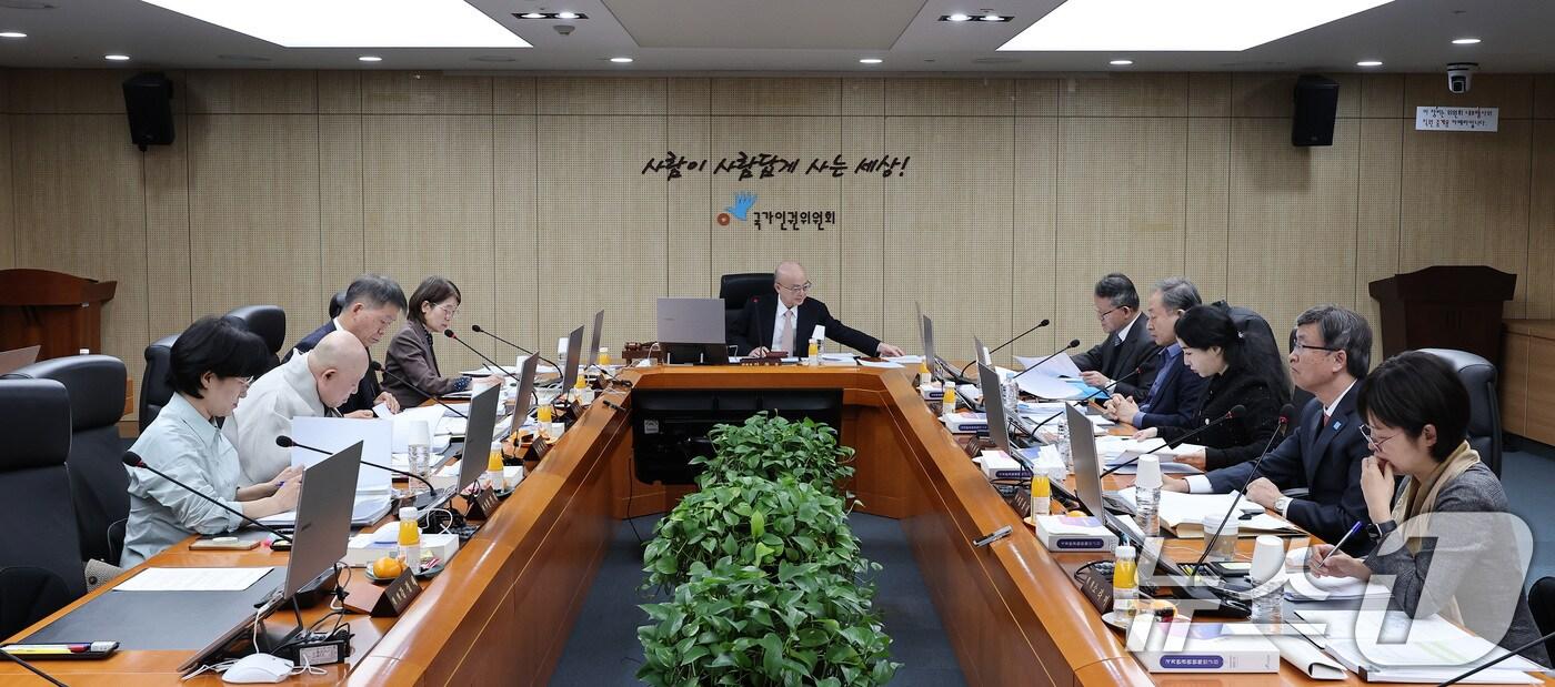 안창호 국가인권위원회 위원장이 23일 서울 중구 국가인권위원회에서 열린 제24차 전원위원회에 자리하고 있다.  2024.12.23/뉴스1 ⓒ News1 김성진 기자