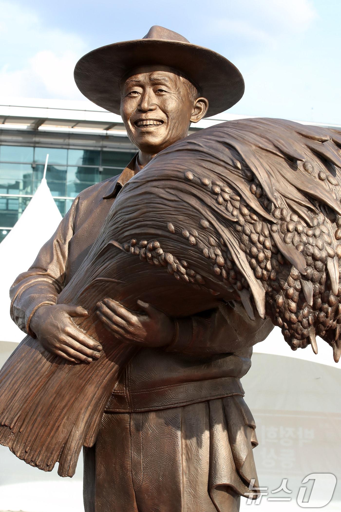 본문 이미지 - 지난해 12월23일 오후 대구 동구 동대구역 광장에 모습을 드러낸 박정희 전 대통령 동상. 동상 건립에 대한 찬반 의견이 팽팽하게 맞서는 가운데 동상 제막 후 현장에서는 박정희 전 대통령과 닮지 않았다는 반응도 나오고 있다. 2024.12.23/뉴스1 ⓒ News1 공정식 기자