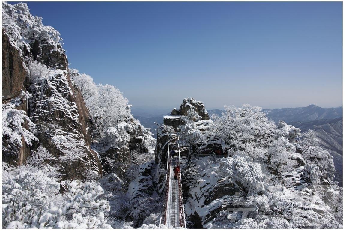 본문 이미지 - 전북자치도 완주군은 수서고속철도&#40;SRT&#41; 매거진이 주관하는 내년이 기대되는 &#39;2025 SRT 방문 도시 10&#39;에 선정됐다. 사진은 대둔산&#40;완주군 제공&#41;2024.12.23/뉴스1