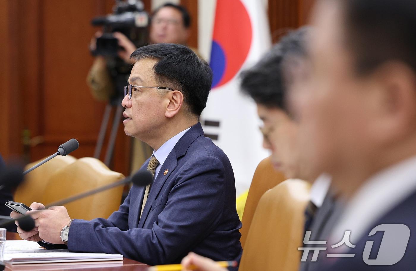 본문 이미지 - 최상목 경제부총리 겸 기획재정부 장관이 23일 오후 서울 종로구 정부서울청사에서 열린 경제관계장관회의 겸 산업경쟁력강화 관계장관회의에서 모두발언하고 있다. 2024.12.23/뉴스1 ⓒ News1 장수영 기자