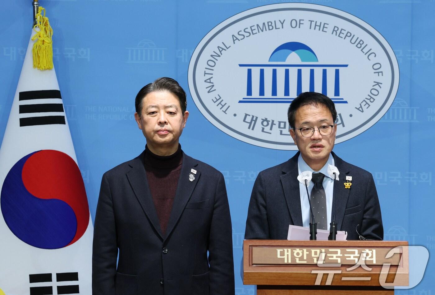 박주민 국회 보건복지위원장&#40;오른쪽&#41;과 김영호 교육위원장./뉴스1 ⓒ News1 이광호 기자