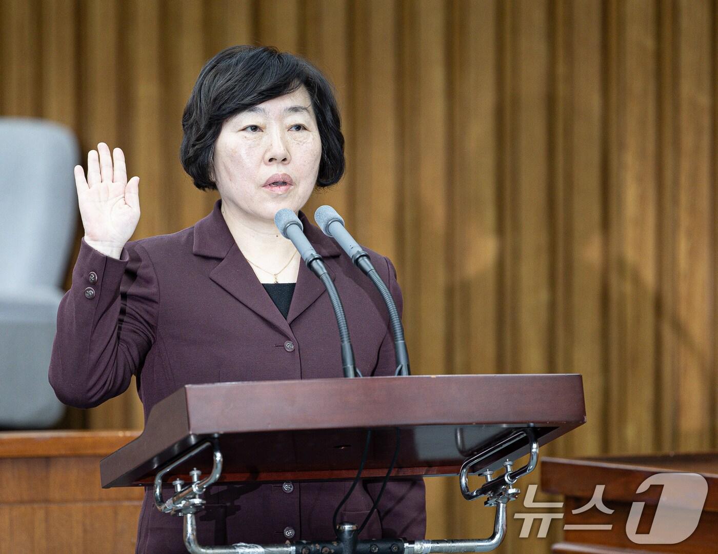본문 이미지 - 정계선 헌법재판소 재판관 후보가 23일 오후 서울 여의도 국회에서 열린 헌법재판소 재판관 선출안 심사를 위한 인사청문회에서 증인선서를 하고 있다. 2024.12.23/뉴스1 ⓒ News1 이재명 기자