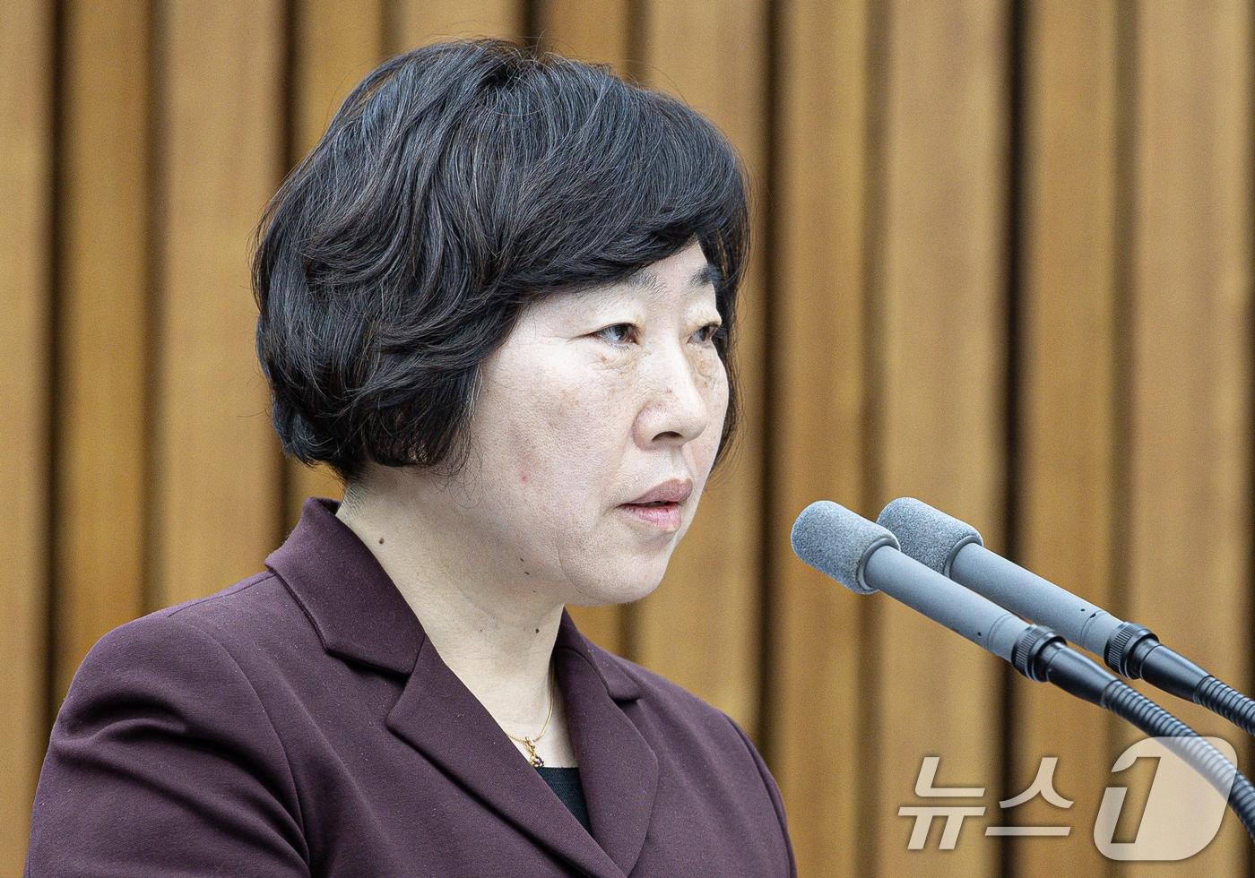 본문 이미지 - 정계선 헌법재판소 재판관 후보가 23일 오후 서울 여의도 국회에서 열린 헌법재판소 재판관 선출안 심사를 위한 인사청문회에서 모두발언을 하고 있다. 2024.12.23/뉴스1 ⓒ News1 이재명 기자