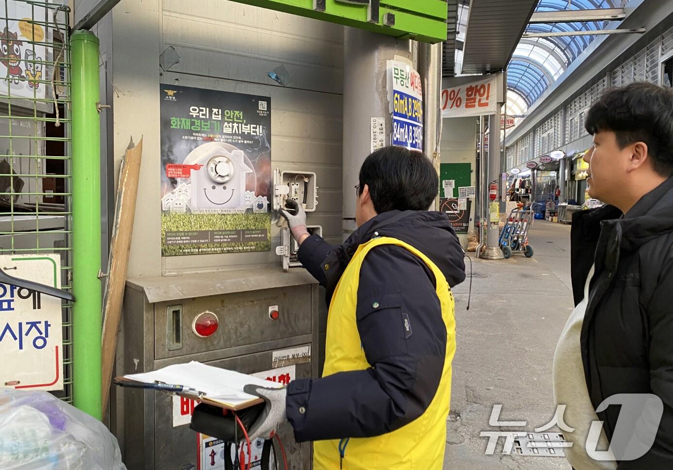본문 이미지 - 광주시 합동점검반이 설 명절을 앞두고 다중이용시설을 점검하고 있다.(광주시 제공)/뉴스1 