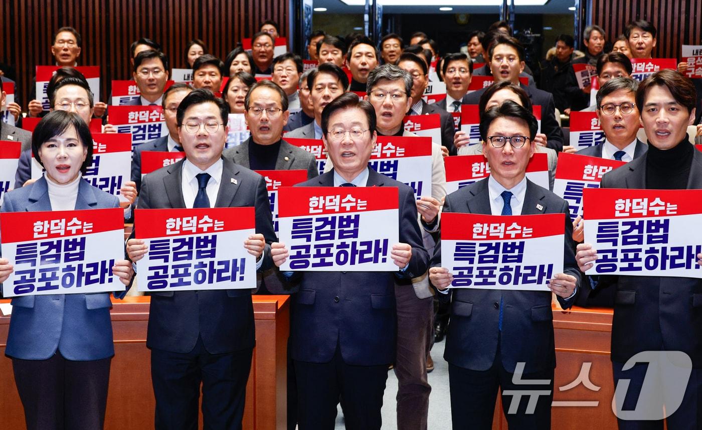 본문 이미지 - 이재명 더불어민주당 대표와 박찬대 원내대표를 비롯한 의원들. ⓒ News1 안은나 기자