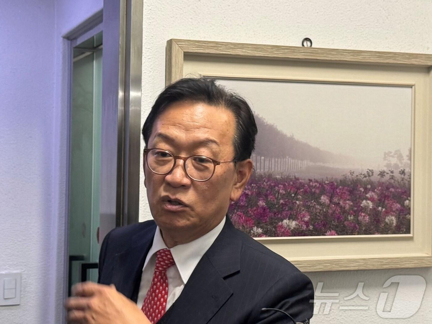 본문 이미지 - 윤석열 대통령 측 변호인단 구성에 참여하는 석동현 변호사가 23일 오후 서울 서초구 자신의 사무실 앞에서 취재진 질문에 답하고 있다. 2024.12.23/뉴스1 ⓒ News1 윤주현 기자