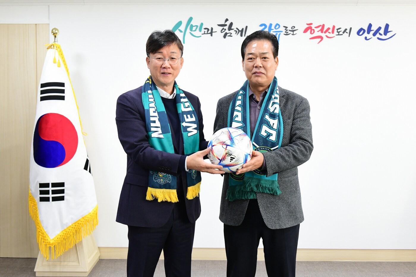 본문 이미지 - 김정택 안산 신임 단장(오른쪽)(안산 그리너스 제공) 