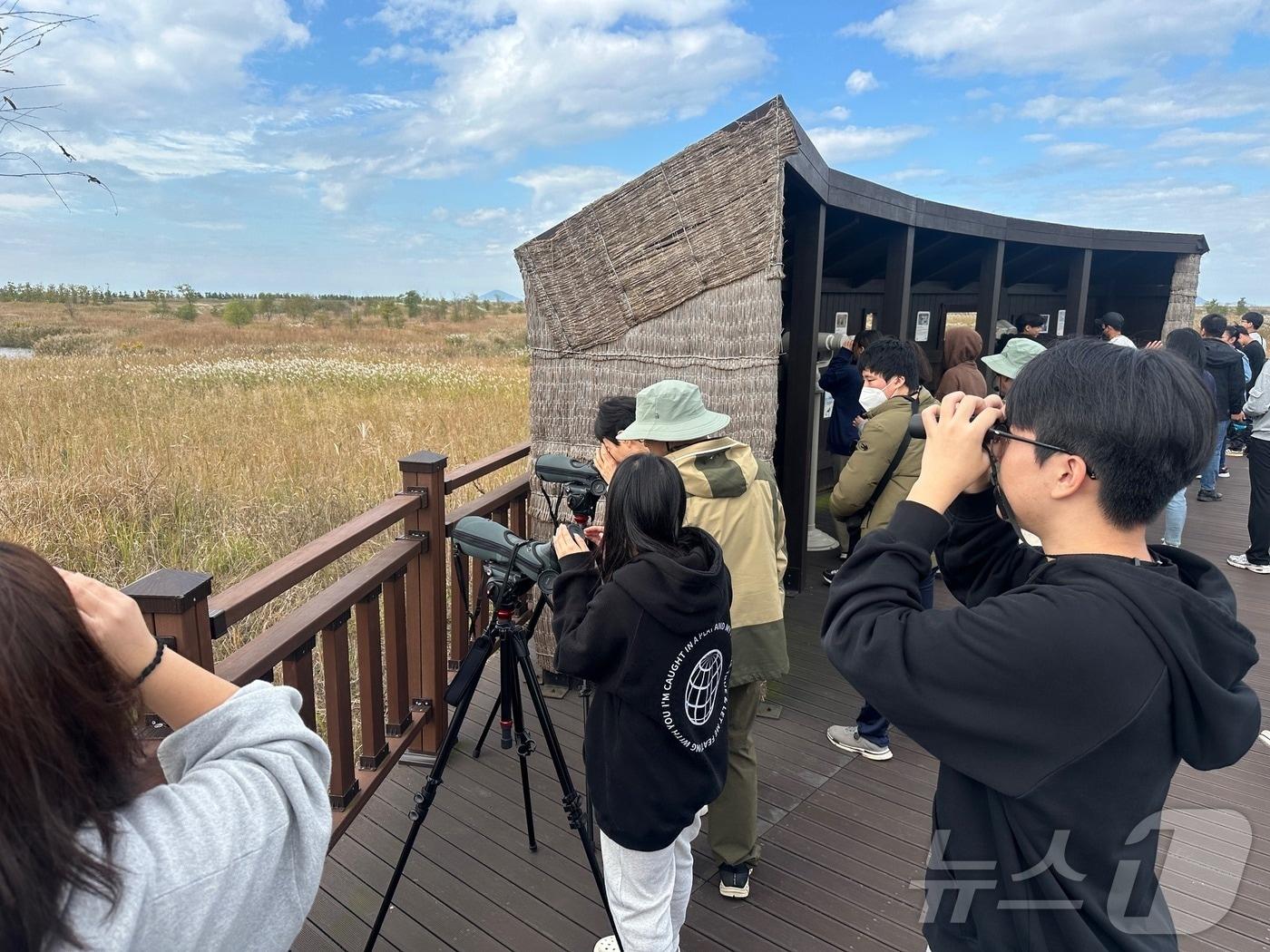 본문 이미지 -  새만금환경생태단지관리단 동절기 탐조프로그램.(관리단 제공)2024.12.23/뉴스1 