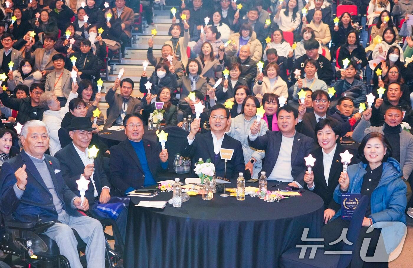 강기정 광주시장이 23일 오후 서구 5.18기념문화센터에서 열린 '2024 광주장애인종합지원센터 성과발표회'에서 참석자들과 기념 촬영을 하고 있다. (광주시 제공) 2024.12.23/뉴스1 