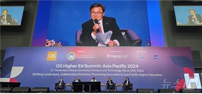 본문 이미지 - 부산 동명대가 세계적인 대학평가기관인 QS 스타즈 대학평가에서 최상위 등급인 5성 인증을 받았다. 사진은 전호환 총장이 지난 11월 마카오에서 열린 QS 고등교육지도자회의에서 고등교육 혁신 방안을 주제로 토론하는 모습. (동명대 제공)