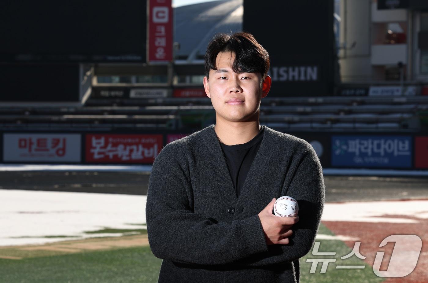 본문 이미지 - KT 위즈 소형준이 23일 오후 수원시 장안구 kt위즈파크에서 열린 뉴스1과의 인터뷰에 앞서 포즈를 취하고 있다. 2024.12.23/뉴스1 ⓒ News1 김영운 기자