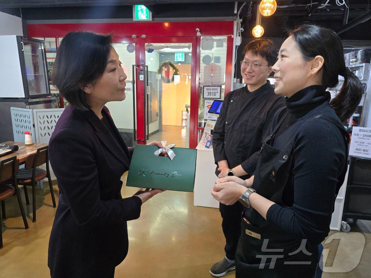 본문 이미지 - 오영주 중소벤처기업부 장관이 23일 서울 영등포구에 위치한 소상공인시장진흥공단 정책자금 상환연장제도 수혜기업 '즉떡 112'를 다시 방문해 김지환 대표와 인사하고 있다. (중기부 제공)
