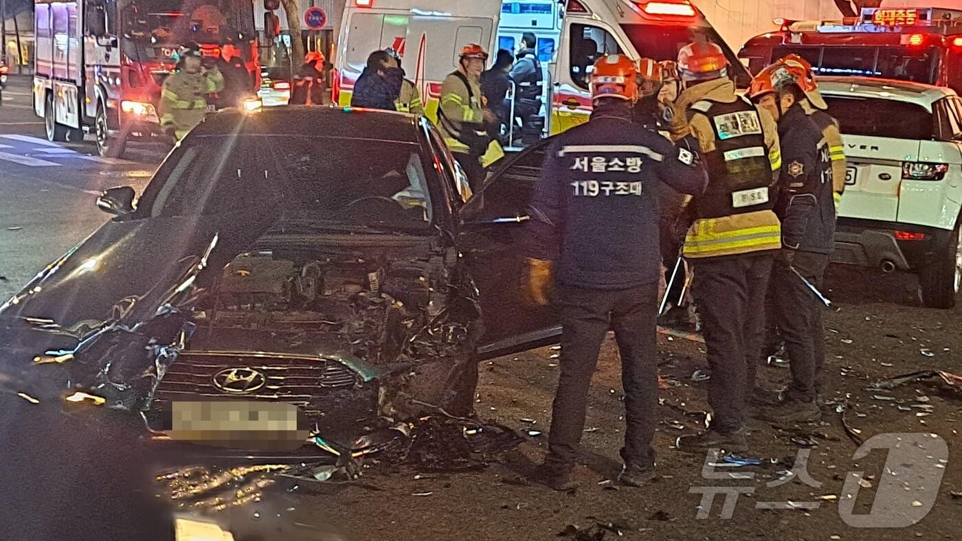 23일 오후 7시 50분쯤 서울 종로구 경복궁역 인근 도로에서 교통사고가 벌어져 차량이 크게 훼손됐다.. (독자 제공) 2024.12.23/뉴스1