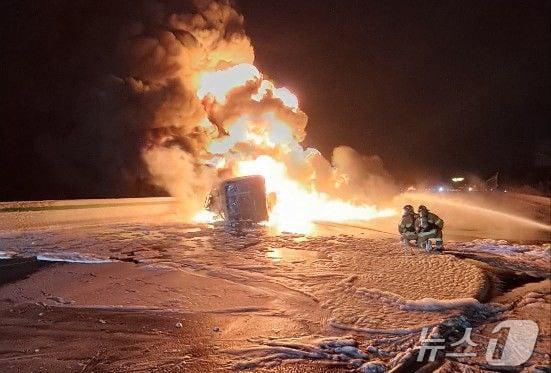 본문 이미지 - 23일 오후 9시 50분께 경기 평택시 포승읍 서해안고속도로 목포방향 서평택IC 인근에서 유조차량이 가드레일을 들이박고 넘어져 화재가 발생, 출동한 소방 대원들이 화재 진압 작전을 펼치고 있다. 신고를 받고 출동한 소방당국은 불길이 거세 상하행선 양방향 모두를 통제하고 진화작업을 벌이고 있다. &#40;경기소방재난본부 제공&#41; 2024.12.23/뉴스1