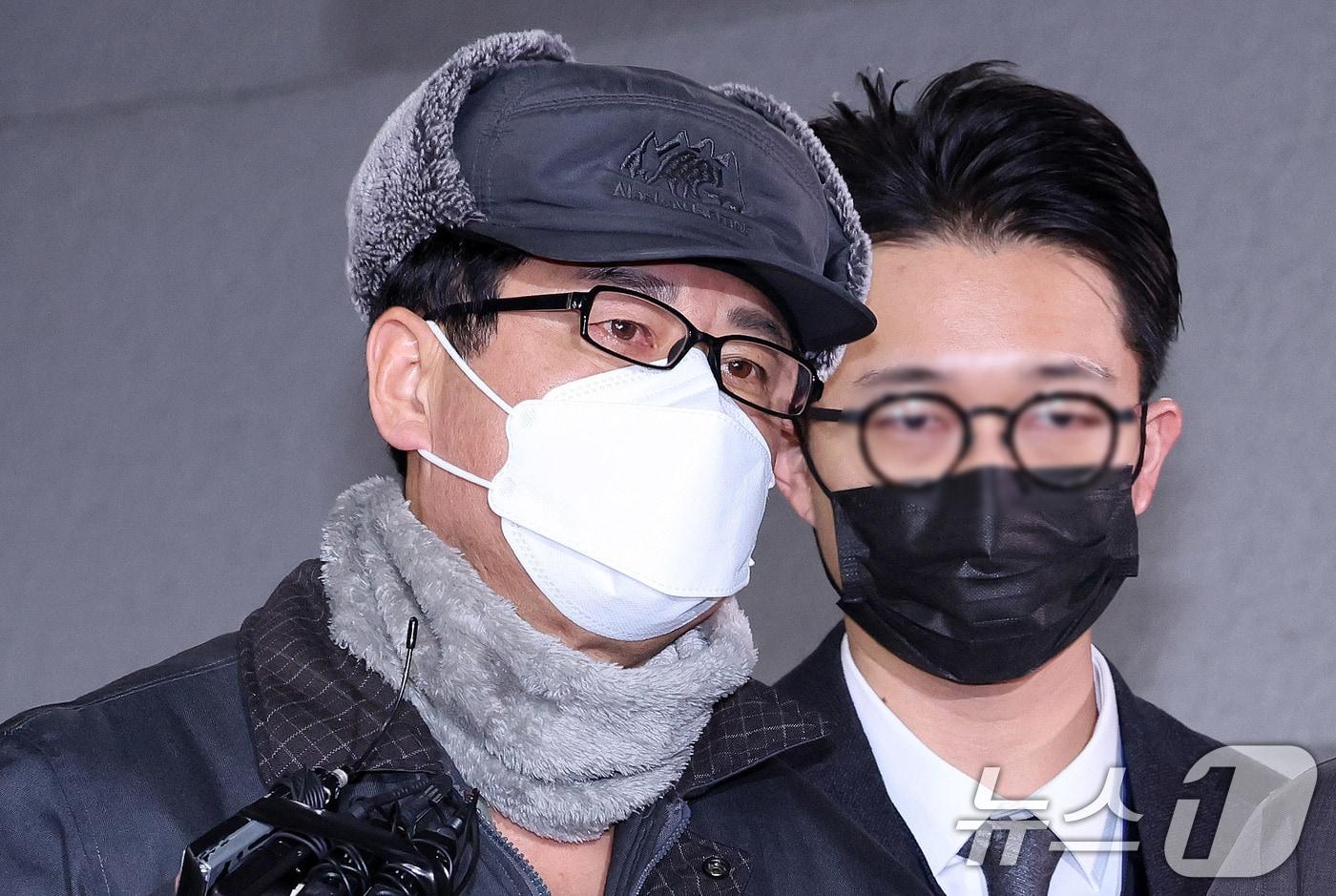 12·3 비상계엄 사태를 사전에 모의한 혐의를 받는 노상원 전 정보사령관이 24일 서울 은평구 서부경찰서에서 검찰로 송치되고 있다.   2024.12.24/뉴스1 ⓒ News1 박지혜 기자