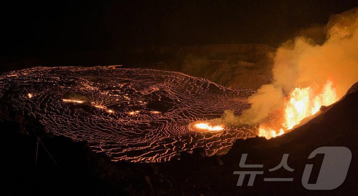 본문 이미지 - 지난 2024년 12월 23일 &#40;현지시간&#41; 하와이 빅 아일랜드의 킬라우에아 화산이 분화해 용암과 화산재를 뿜어내고 있다. 2024.12.24 ⓒ AFP=뉴스1 ⓒ News1 우동명 기자