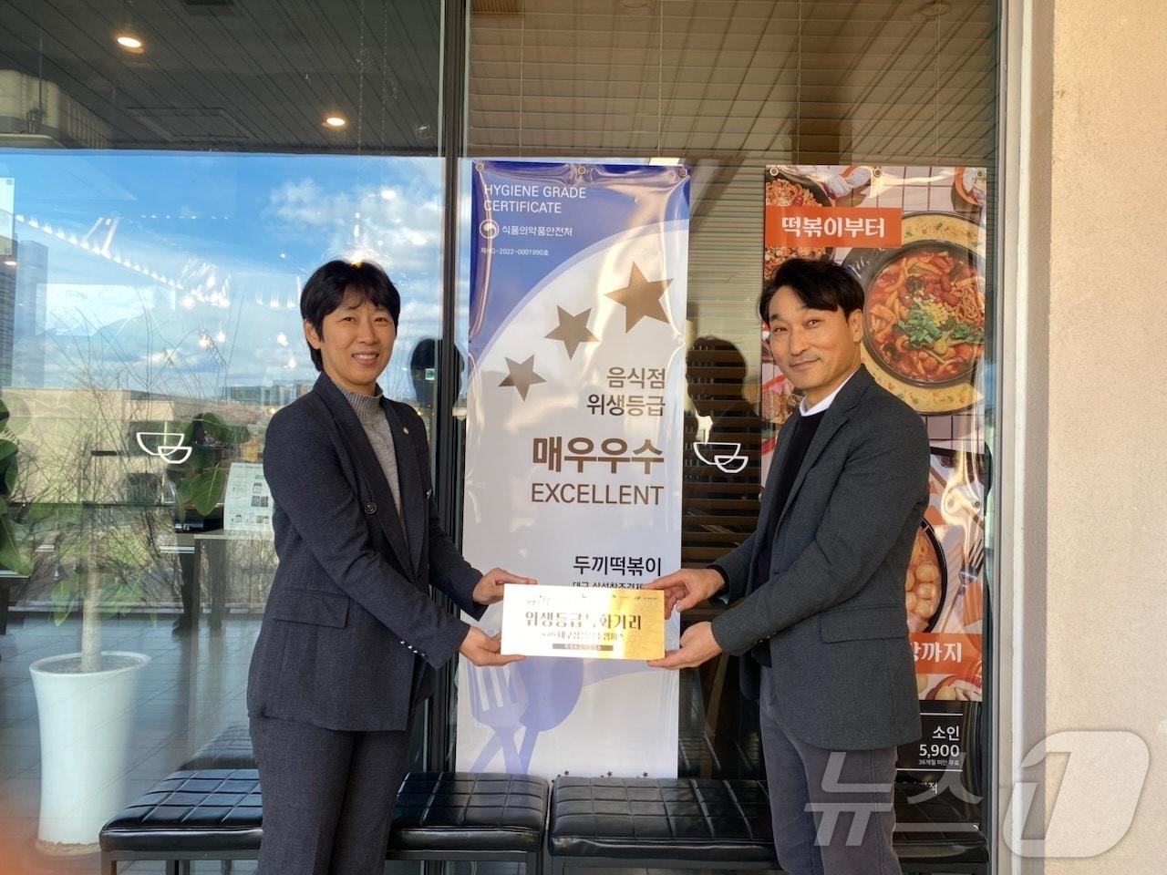 본문 이미지 - 위생등급 특화거리로 지정된 대구 북구 삼성창조캠퍼스 내 음식점에 현판이 전달됐다.&#40;대구 북구 제공&#41;