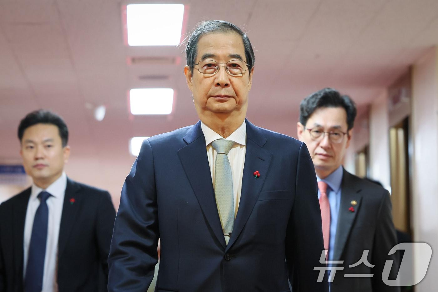 본문 이미지 - 한덕수 대통령 권한대행 국무총리가 24일 오전 서울 종로구 정부서울청사에서 열린 국무회의에 입장하고 있다. (국무총리실 제공) 2024.12.24/뉴스1 ⓒ News1 장수영 기자