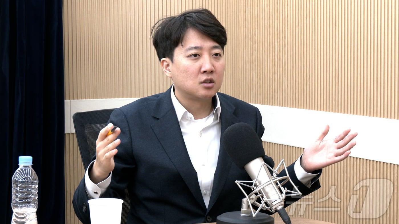 이준석 개혁신당 의원이 24일 뉴스1TV '팩트앤뷰'에 출연해 질문에 대답하고 있다.