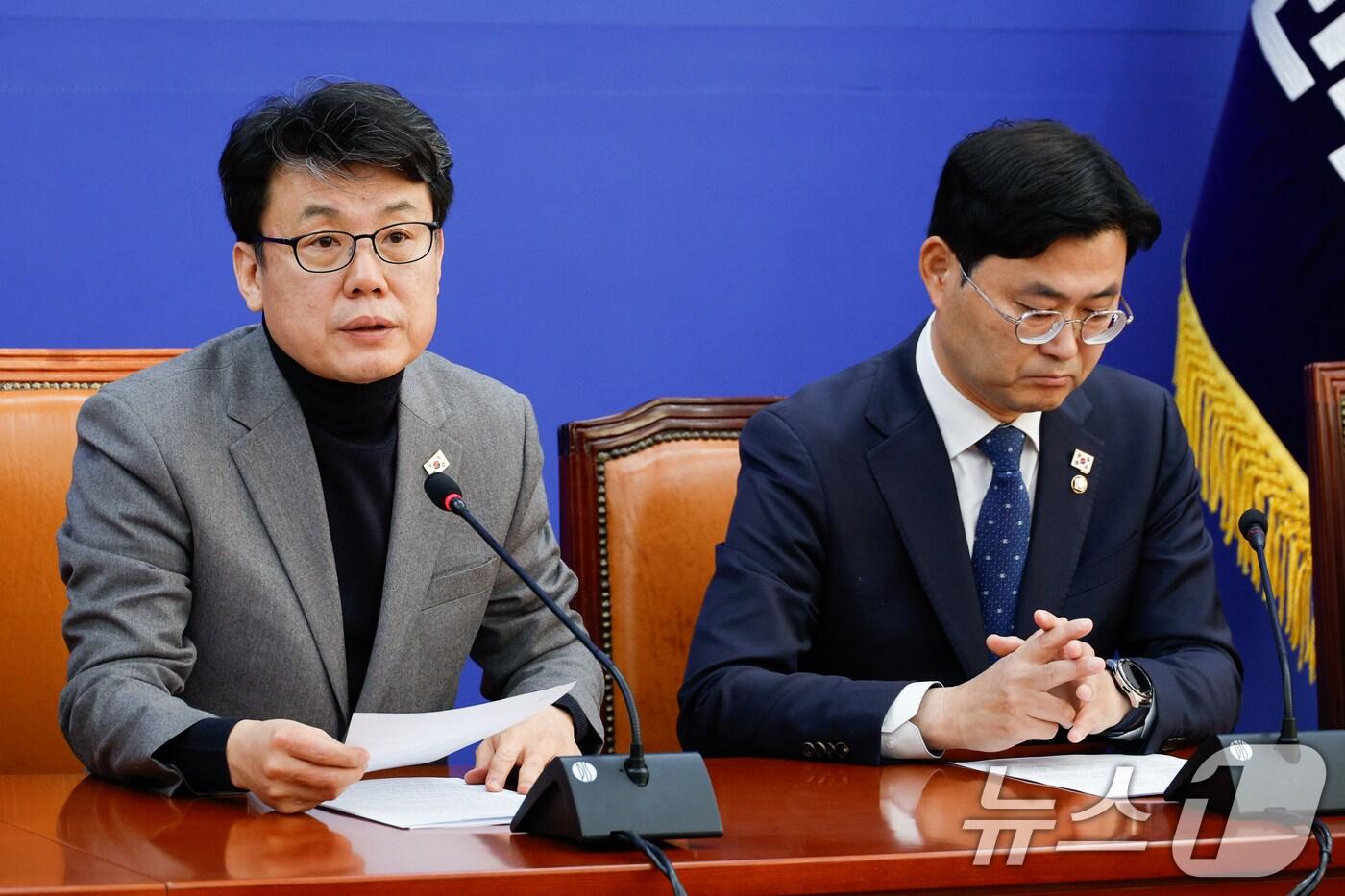본문 이미지 - 진성준 더불어민주당 정책위의장이 24일 오전 서울 여의도 국회에서 열린 원내대책회의에 참석해 모두 발언하고 있다. 2024.12.24/뉴스1 ⓒ News1 안은나 기자