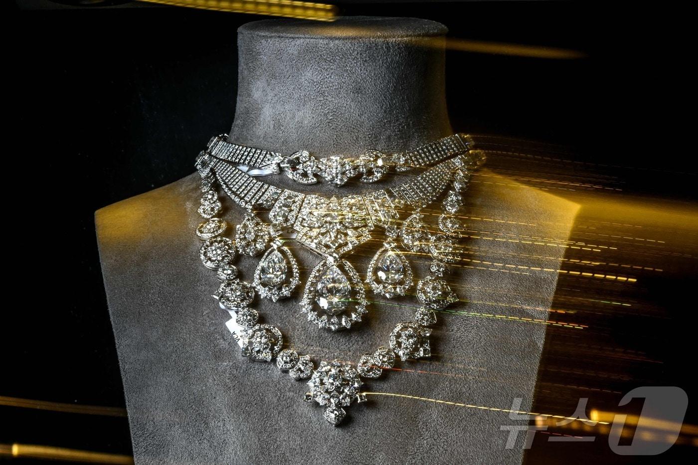 주얼리 기업인 반클리프 앤 아펠이 다양한 크기의 다이아몬드로 만든 '마하라자 목걸이' ⓒ AFP=뉴스1