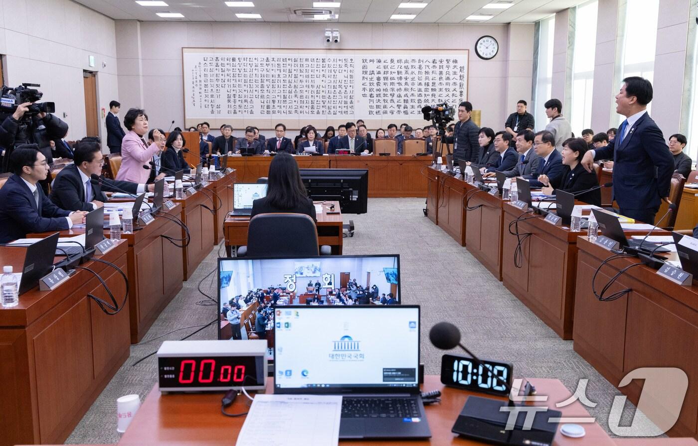 본문 이미지 - 박균택 더불어민주당 의원과 조배숙 국민의힘 의원이 24일 오전 서울 여의도 국회에서 법제사법위원회 전체회의에서 언쟁을 벌이고 있다. 2024.12.24/뉴스1 ⓒ News1 이재명 기자