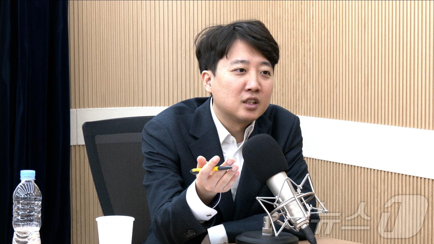 이준석 개혁신당 의원이 24일 뉴스1TV &#39;팩트앤뷰&#39;에 출연해 질문에 대답하고 있다.